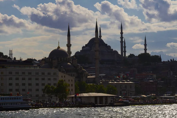 İstanbul'da gün batımında Yeni Cami (Türkçe: Yeni Camii). Türkiye