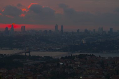 Boğaziçi Köprüsü ve Istanbul silüeti