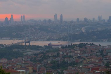 Boğaziçi Köprüsü ve Istanbul silüeti