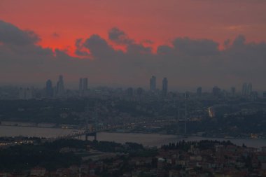 Boğaziçi Köprüsü ve Istanbul silüeti