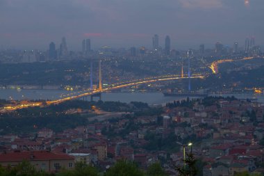 Boğaziçi Köprüsü ve Istanbul silüeti