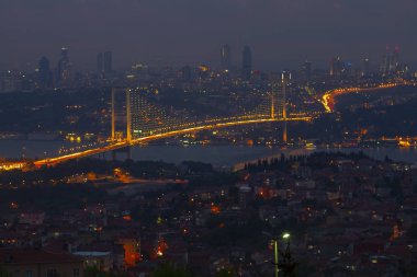 Boğaziçi Köprüsü ve Istanbul silüeti