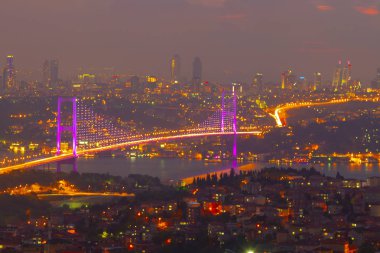 Boğaziçi Köprüsü ve Istanbul silüeti