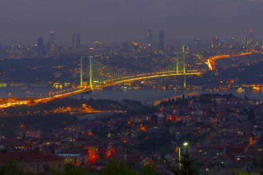 Boğaziçi Köprüsü ve Istanbul silüeti