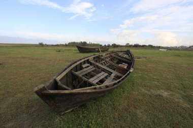 eski bir tekne ve peyzaj 
