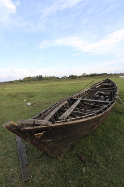 eski bir tekne ve peyzaj 