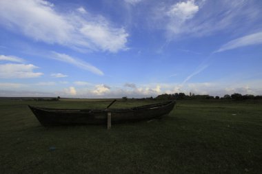 eski bir tekne ve peyzaj 