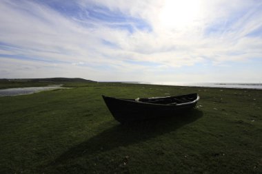 eski bir tekne ve peyzaj 