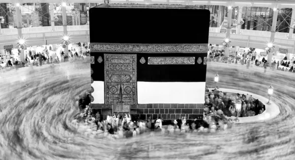 Muslimští Poutníci Obokusí Kaaba Nedaleko Černého Kamene Masjidil Haramu Saudské — Stock fotografie