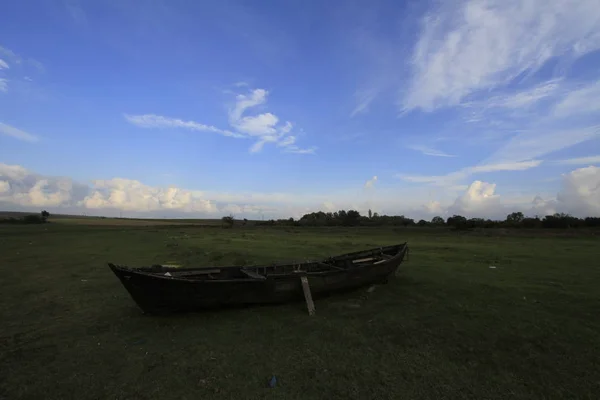 Altes Boot Und Landschaft — Stockfoto