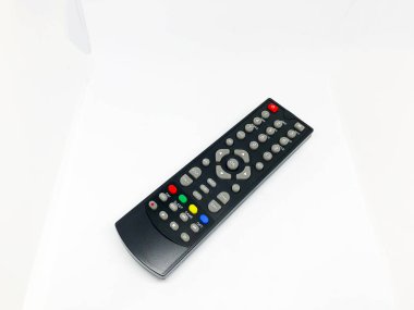 beyaz arka planda yalıtılmış uzaktan kumandalar