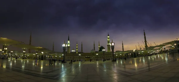 Muzułmanów Zgromadzonych Kult Nabawi Meczet Medina Arabia Saudyjska — Zdjęcie stockowe