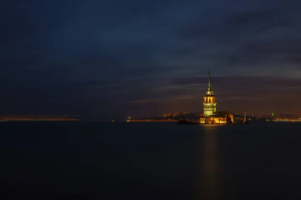 Maiden Tower Och Istanbul City — Stockfoto