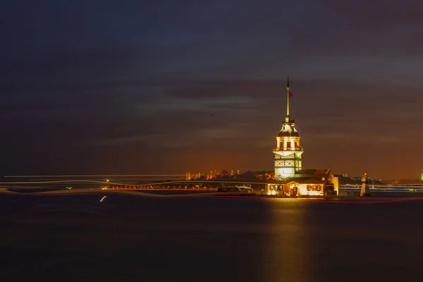 Maiden Tower Och Istanbul City — Stockfoto