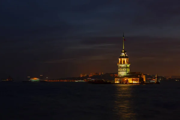 Maiden Tower Och Istanbul City — Stockfoto