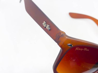 Beyaz arka plan üzerinde izole serin güneş gözlüğü