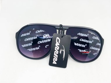 Beyaz arka plan üzerinde izole serin güneş gözlüğü