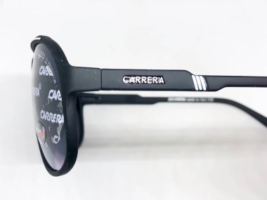 Beyaz arka plan üzerinde izole serin güneş gözlüğü