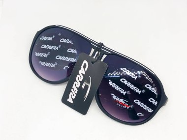 Beyaz arka plan üzerinde izole serin güneş gözlüğü