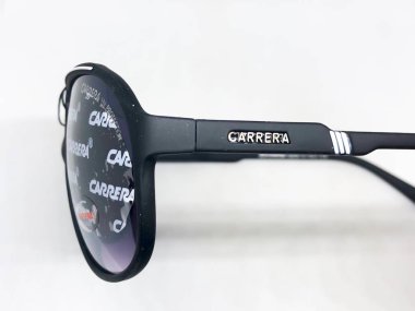 Beyaz arka plan üzerinde izole serin güneş gözlüğü