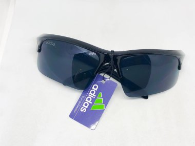 Beyaz arka plan üzerinde izole serin güneş gözlüğü