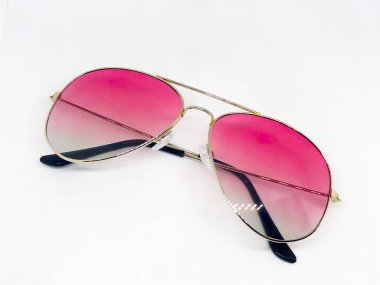 Beyaz arka plan üzerinde izole serin güneş gözlüğü