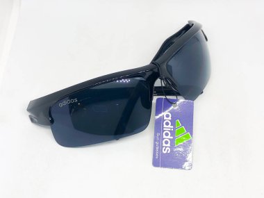 Beyaz arka plan üzerinde izole serin güneş gözlüğü