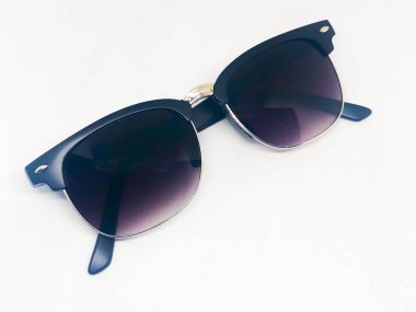 Beyaz arka plan üzerinde izole serin güneş gözlüğü