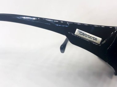 Beyaz arka plan üzerinde izole serin güneş gözlüğü