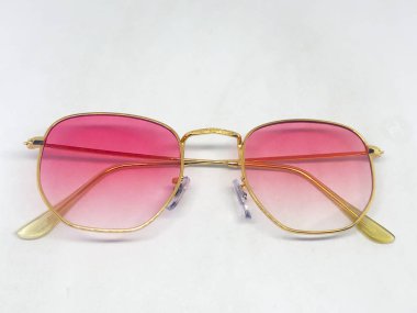 Beyaz arka plan üzerinde izole serin güneş gözlüğü