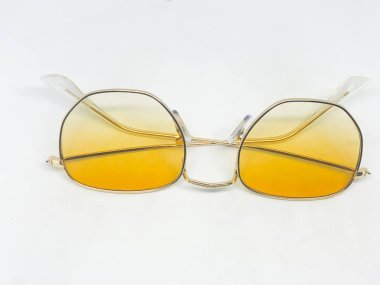 Beyaz arka plan üzerinde izole serin güneş gözlüğü