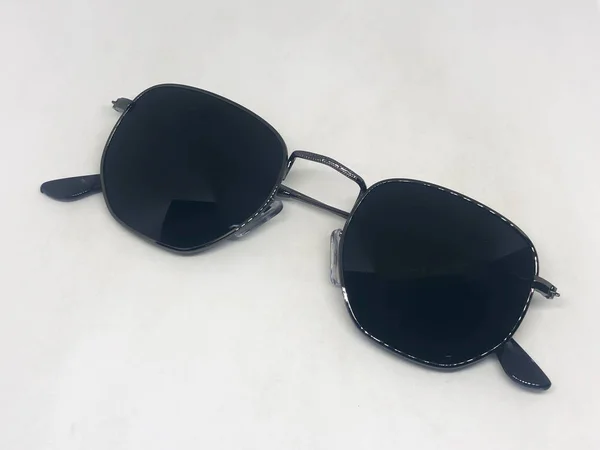 Gafas Sol Frescas Aisladas Sobre Fondo Blanco —  Fotos de Stock