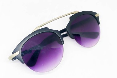 Beyaz arka plan üzerinde izole serin güneş gözlüğü