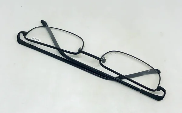 在白色背景上隔离的带编号的眼镜 — 图库照片