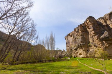 Kapadokya'daki Ihlara Vadisi. Ihlara Vadisi (Peristrema Manastırı) veya Ihlara Geçidi, Türkiye'nin yürüyüş gezileri için en ünlü vadisidir.