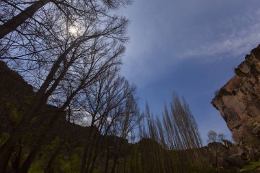 Kapadokya'daki Ihlara Vadisi. Ihlara Vadisi (Peristrema Manastırı) veya Ihlara Geçidi, Türkiye'nin yürüyüş gezileri için en ünlü vadisidir.