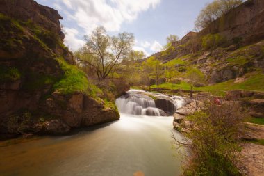 Kapadokya'daki Ihlara Vadisi. Ihlara Vadisi (Peristrema Manastırı) veya Ihlara Geçidi, Türkiye'nin yürüyüş gezileri için en ünlü vadisidir.