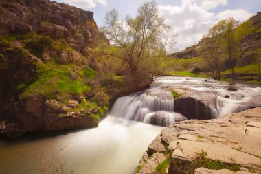 Kapadokya'daki Ihlara Vadisi. Ihlara Vadisi (Peristrema Manastırı) veya Ihlara Geçidi, Türkiye'nin yürüyüş gezileri için en ünlü vadisidir.