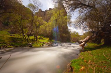 Kapadokya'daki Ihlara Vadisi. Ihlara Vadisi (Peristrema Manastırı) veya Ihlara Geçidi, Türkiye'nin yürüyüş gezileri için en ünlü vadisidir.