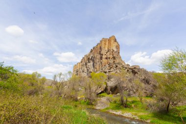 Kapadokya'daki Ihlara Vadisi. Ihlara Vadisi (Peristrema Manastırı) veya Ihlara Geçidi, Türkiye'nin yürüyüş gezileri için en ünlü vadisidir.