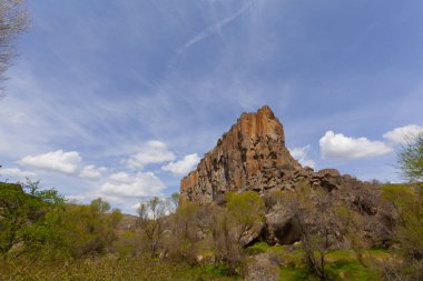 Kapadokya'daki Ihlara Vadisi. Ihlara Vadisi (Peristrema Manastırı) veya Ihlara Geçidi, Türkiye'nin yürüyüş gezileri için en ünlü vadisidir.