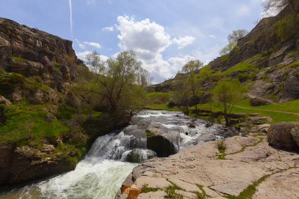 Kapadokya'daki Ihlara Vadisi. Ihlara Vadisi (Peristrema Manastırı) veya Ihlara Geçidi, Türkiye'nin yürüyüş gezileri için en ünlü vadisidir.