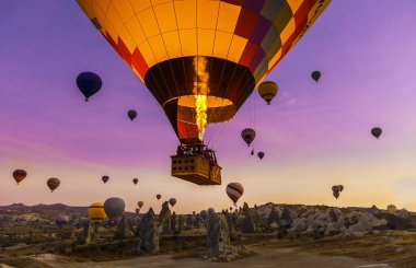 Muhteşem Kapadokya'nın üzerinde uçan sıcak hava balonları.Türkiye