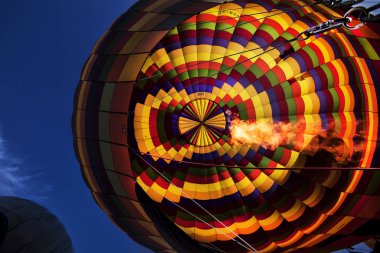 Muhteşem Kapadokya'nın üzerinde uçan sıcak hava balonları.Türkiye