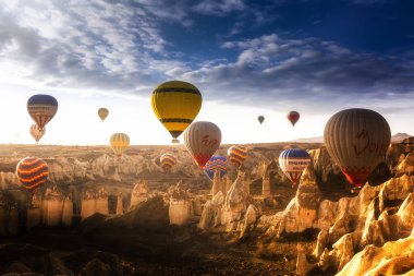 Muhteşem Kapadokya'nın üzerinde uçan sıcak hava balonları.Türkiye