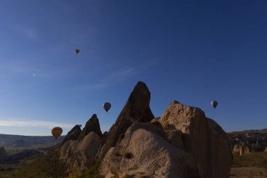 Muhteşem Kapadokya'nın üzerinde uçan sıcak hava balonları.Türkiye