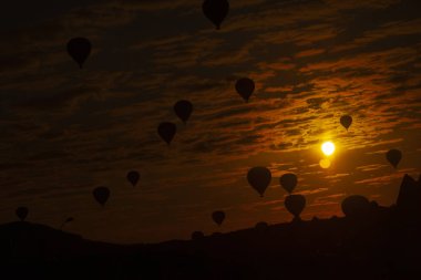 Muhteşem Kapadokya'nın üzerinde uçan sıcak hava balonları.Türkiye