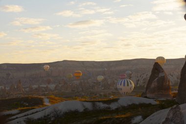 Muhteşem Kapadokya'nın üzerinde uçan sıcak hava balonları.Türkiye