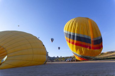 Muhteşem Kapadokya'nın üzerinde uçan sıcak hava balonları.Türkiye