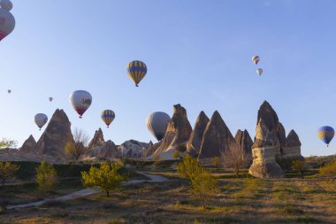 Muhteşem Kapadokya'nın üzerinde uçan sıcak hava balonları.Türkiye